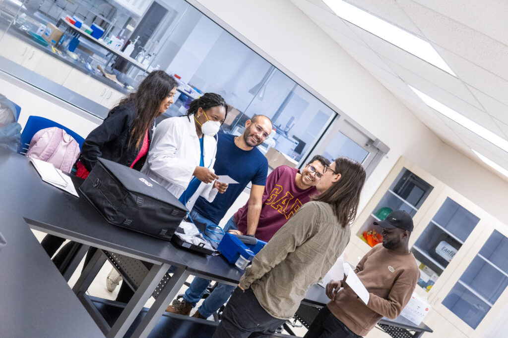 The new lab separates teaching and wet lab areas with glass walls and doors, ensuring a safer and quieter learning environment while remaining connected to the wet lab. 